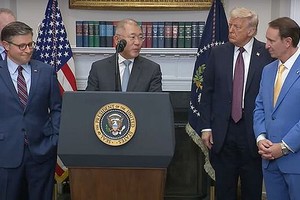 当地时间24日，现代汽车集团会长郑义宣在白宫罗斯福厅宣布在美投资计划。（图：韩联社）