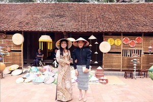 政府总理夫人黎氏碧珍与新加坡总理夫人吕子蕊共同参观了越南民族学博物馆。（图：越通社）