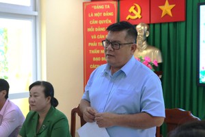 市越南祖国阵线委员会副主席吴青山（站）在会上发言。（图：锦江）