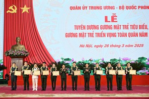 国防部领导向10名全军典范青年榜样颁发奖状。（图：越中）