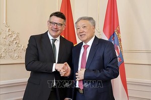 越南政府常务副总理阮和平和德国黑森州州长鲍里斯·莱茵。（图：越通社）