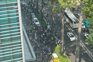 第一郡一栋高层建筑的数百人在发现摇晃现象后涌上街头。