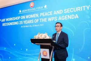 外交部东盟司长陈德平大使在研讨会上致辞。（图：VTV）