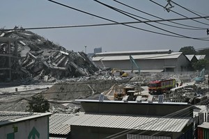 泰国一大厦施工中被倒塌。