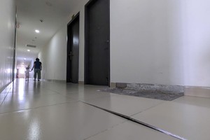 余震导致公寓住房墙体开裂瓷砖脱落