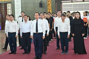 市委书记阮文年为团长的市委、人民议会、人委会与市越南祖国阵线委员会代表团弔唁音乐家卢一宇。