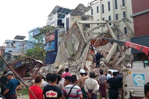 缅甸中部曼德勒地区发生地震后，人们聚集在倒塌的建筑物前。（图：联合国）