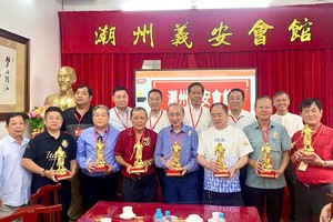 义安会馆理事会向来自世界各地罗氏单位赠送礼物留念。