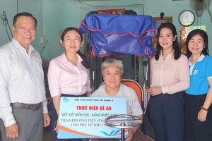 向贫困妇女赠送谋生工具