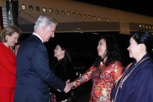 比利时国王和王后抵达河内 开始对越进行国事访问