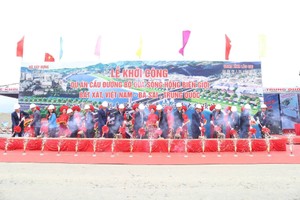 红河界河公路大桥动工