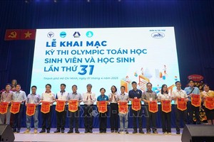 主办单位代表向参赛团队颁赠纪念锦旗。（图：越通社）