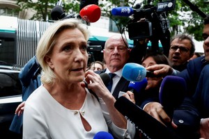 图为2024年7月1日，领导法国极右翼政党国民联盟领袖勒庞（Marine Le Pen）来到RN位于巴黎的总部。（图：路透社）