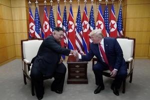 2019年6月30日，在板门店韩方一侧自由之家，美国总统特朗普（右）与朝鲜国务委员长金正恩在会谈前握手。（图：韩联社）