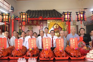 毕氏宗祠诸位理监事成员、宗亲和冯氏同枝共荣兄弟代表参加祭祖仪式。