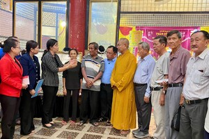 市委宣教与民运处、龙华寺、护法会等各单位动员火灾逝者家属节衰顺变。