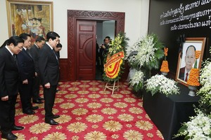 国家主席梁强吊唁坎代‧西潘敦大将。