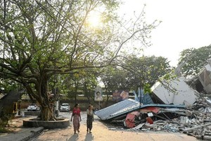 缅甸曼德勒市区的一座建筑物在强震中坍塌摧毁。（图：AFP）