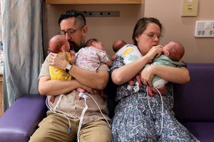 瓦尔加斯(右)与丈夫喜迎四胞胎。（图：互联网）