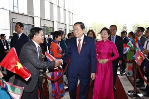 越南驻俄罗斯兼驻乌兹别克斯坦大使馆干部人员前来机场迎接越南国会主席陈青敏一行。（图：越通社）