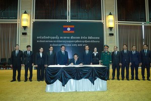 范明政总理在治丧簿上留言。