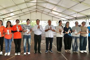 阮福禄同志和武克泰同志向游行方阵赠送礼物。