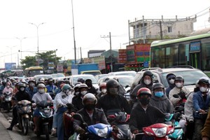 假期后各通道交通严重堵塞