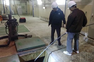 4月4日，东京大学特聘教授北岛正章（左）等人正在机场采集排水样本。（图：共同社）