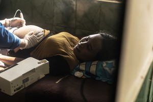 据联合国官网消息，报告指出，全球孕产妇死亡率下降的成就主要归功于基本医疗服务的不断改善。（图：WHO）