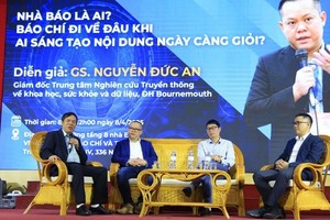 演说者在座谈会上讨论和分享意见 。