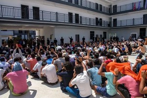 缅甸武装部队从网络诈骗中心解救出许多受害者（图：路透社）。