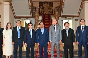 市人委会主席阮文得与新加坡大华银行集团代表团合影。