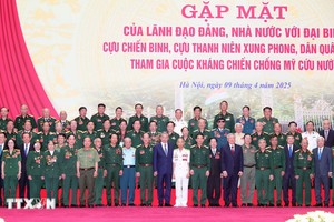 苏林总书记同与会代表合影留念。（图：越通社）