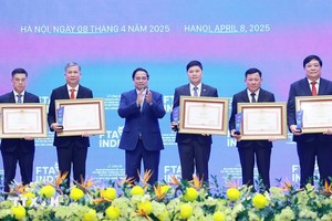 政府总理范明政向各省市代表颁发奖状。