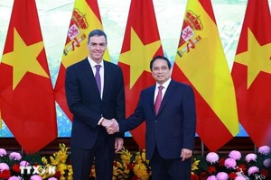 政府总理范明政同西班牙首相佩德罗·桑切斯举行会谈。（图：越通社)