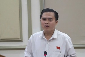 市人民议会所属文化与社会委员会主任高青平在会议上发言。（图：秋心）