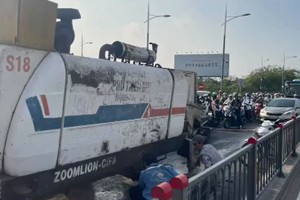 专用车在桥上掉轮致严重堵车