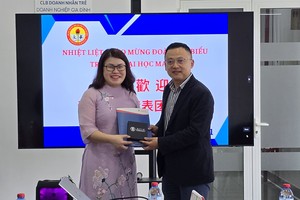 两单位互赠纪念品。