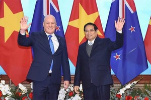 图为河内2月26日，政府总理范明政（右）与新西兰总理克里斯托弗‧卢克森会晤。（图：越通社）