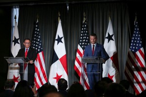 2025年4月9日，美国国防部长赫格塞思（Pete Hegseth）在巴拿马首都巴拿马城，与巴拿马公共安全部长阿布雷戈（Frank Abrego）共同出席记者会。（图：路透社）