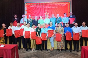 市、郡领导与华运武装力量组代表合照留念。