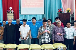 华人佛教正代表释慧功和尚、培德精舍最高顾问倪耀茂、澳洲悉尼越侨和香港爱心人士代表给橙剂受害者、视障者赠送礼品后合摄。