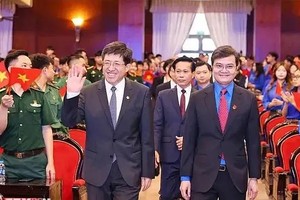 中国共青团中央书记处第一书记阿东与越南共青团中央执委会第一书记裴光辉出席第二十四届越中青年友好会见活动。（图：VTV）