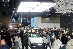 访客们在2025首尔移动出行展上参观新车。（图：韩联社）