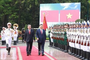 苏林总书记和中共中央总书记、中华人民共和国主席习近平检阅越南人民军仪仗队。（图：越通社）