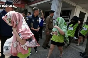  泰国警方3月5日拘留了100名当地诈骗分子，涉嫌参与柬埔寨境内的诈骗中心。（图：互联网）