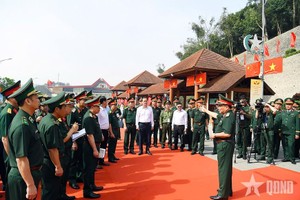 国防部副部长黄春战上将亲往视察第九次越中边境国防友好交流活动总排演工作。（图：人民军队报）