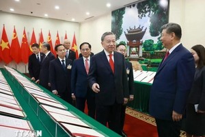 党中央总书记苏林和中共中央总书记、中国国家主席习近平共同见证两国合作文件的展示。（图：越通社）