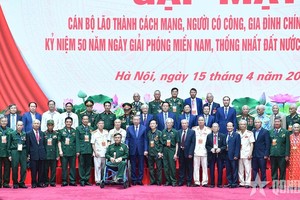 党中央总书记苏林同与会代表合影。（图：人民军队报）