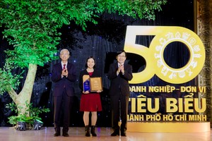 天龙集团总经理陈芳娥代表领取奖状。